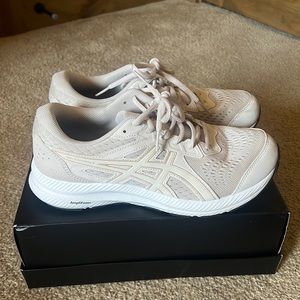 Asics Gel-Contend 8 in size 8.5 tan running shoe